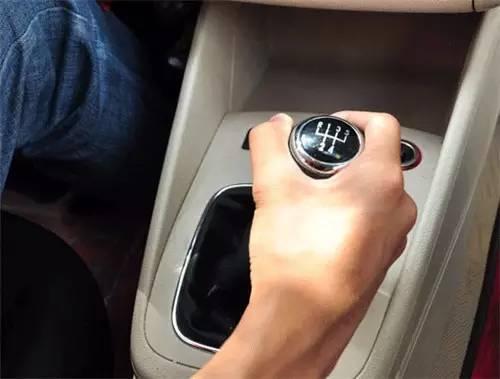 开车有这些习惯，不是在加油，就是在去加油的路上