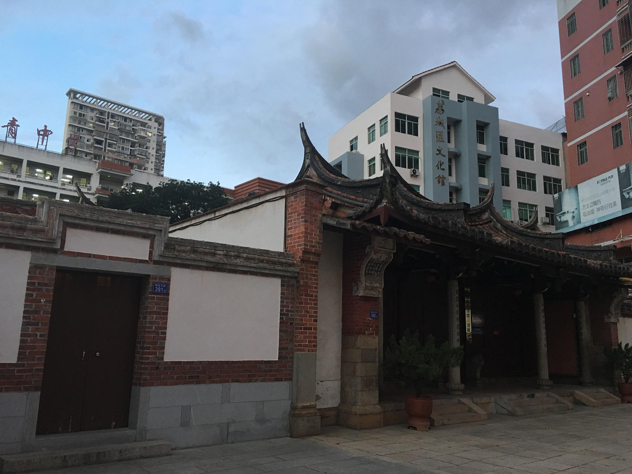 元妙观三清殿坐落于莆田繁华商圈的宋代古建筑