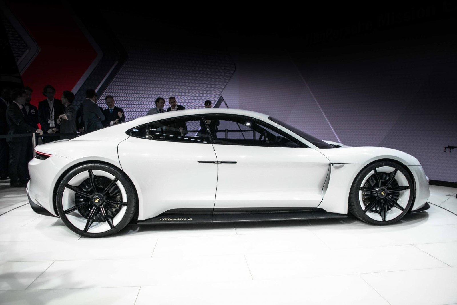 2018款保时捷600bhp全电动跑车mission e