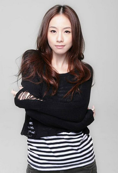 邓丽欣忙拍新戏荒郊野岭获剧组惊喜庆生