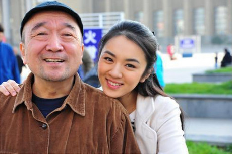 49岁一举成名,演刘罗锅至今无人超越,女儿更漂亮