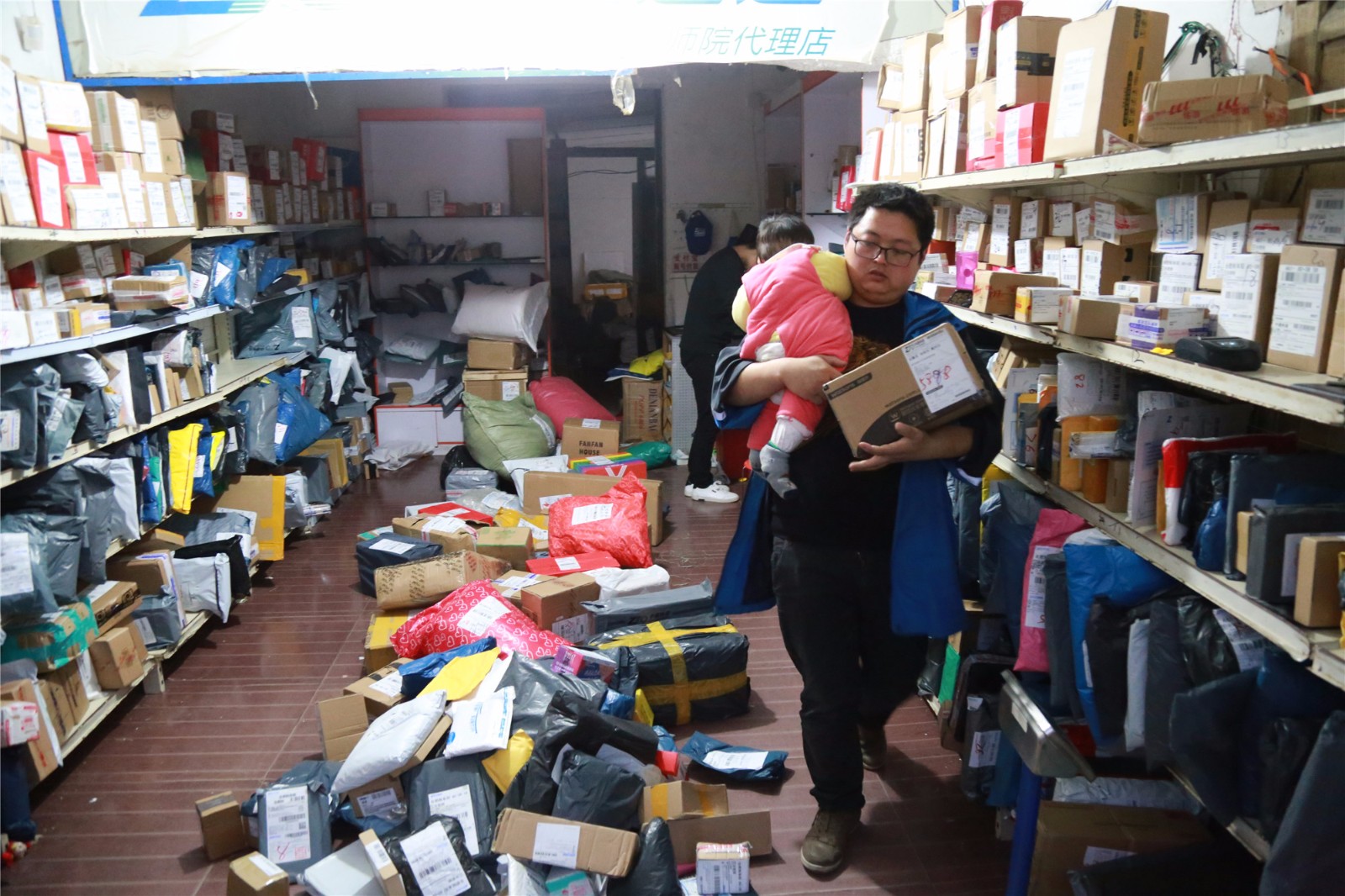 快递夫妇每天抱着娃儿工作10小时 收发千余件