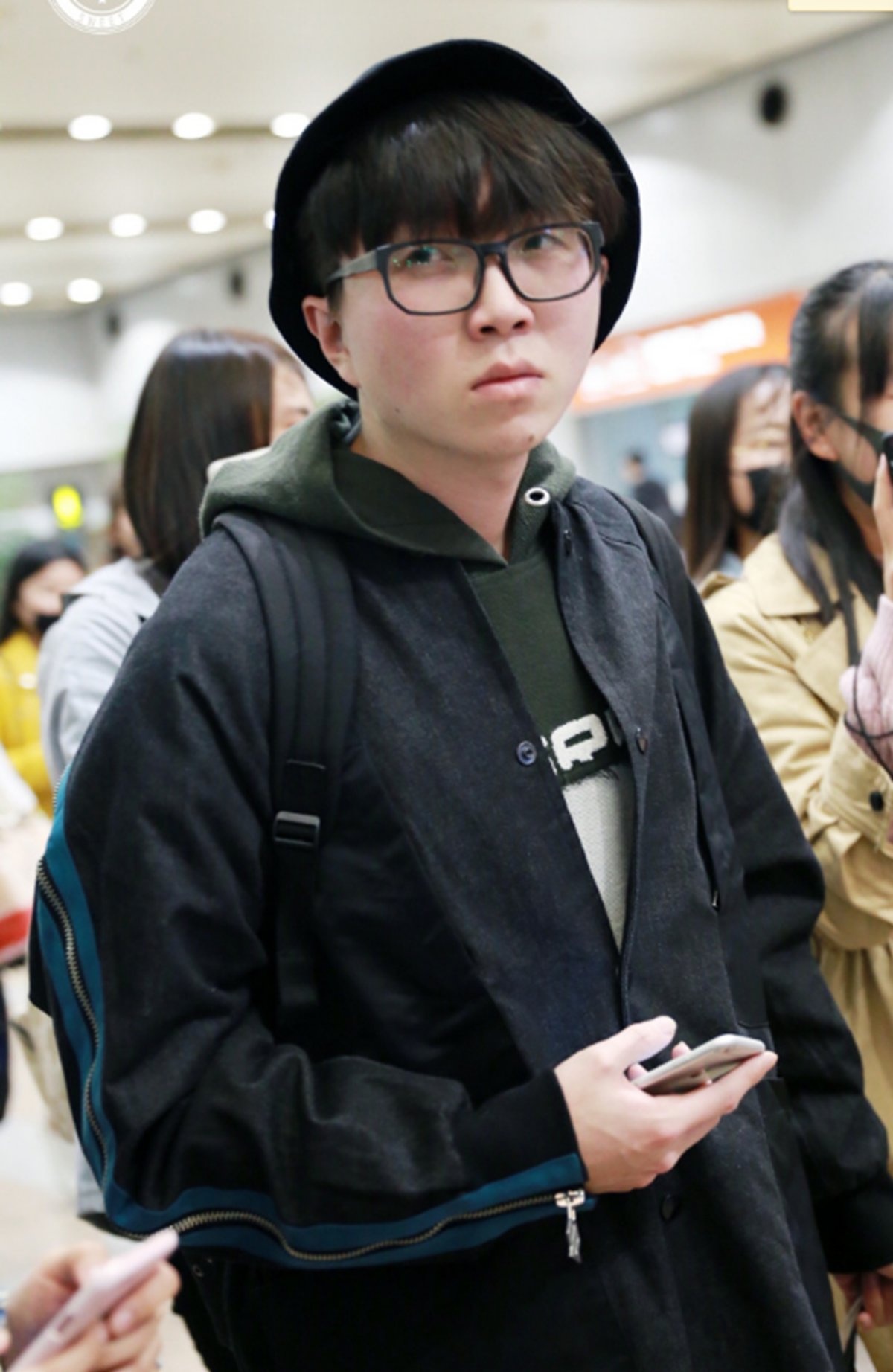 "巨星"毛不易现身机场 众多粉丝围观