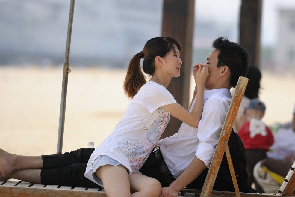 老婆生下儿子后,银行卡每月都有人汇款,得知真相,我泪崩