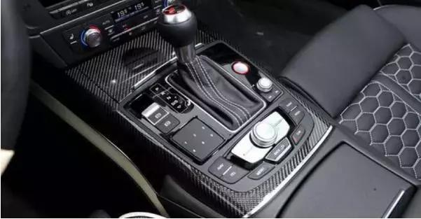 晚上街道的飙车王 声浪像放鞭炮声 开车买菜被误以为是20万车