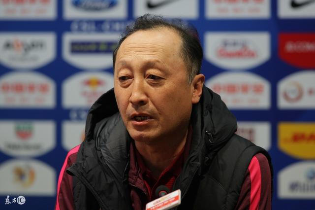 陈金刚解释换人用了10分钟:吴亚轲袜子颜色不对 更换耽误时间