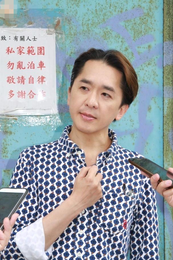 50岁绿叶港星邓兆尊,"现代韦小宝"同时交三女友,坐拥近亿家产