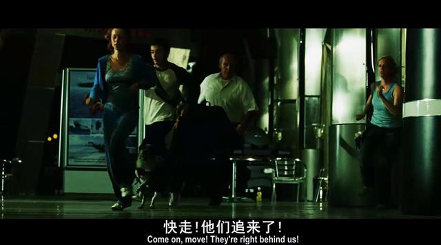 最经典的《活死人黎明》被翻拍后，丧尸“走路模式”竟成这个模样|丧尸|活死人黎明|经典_新浪新闻