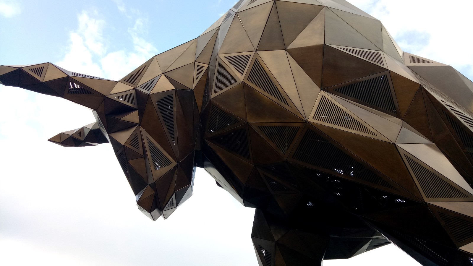 贵州省六盘水梅花山山地公园内山顶气势蓬勃的塑雕牛_新浪看点