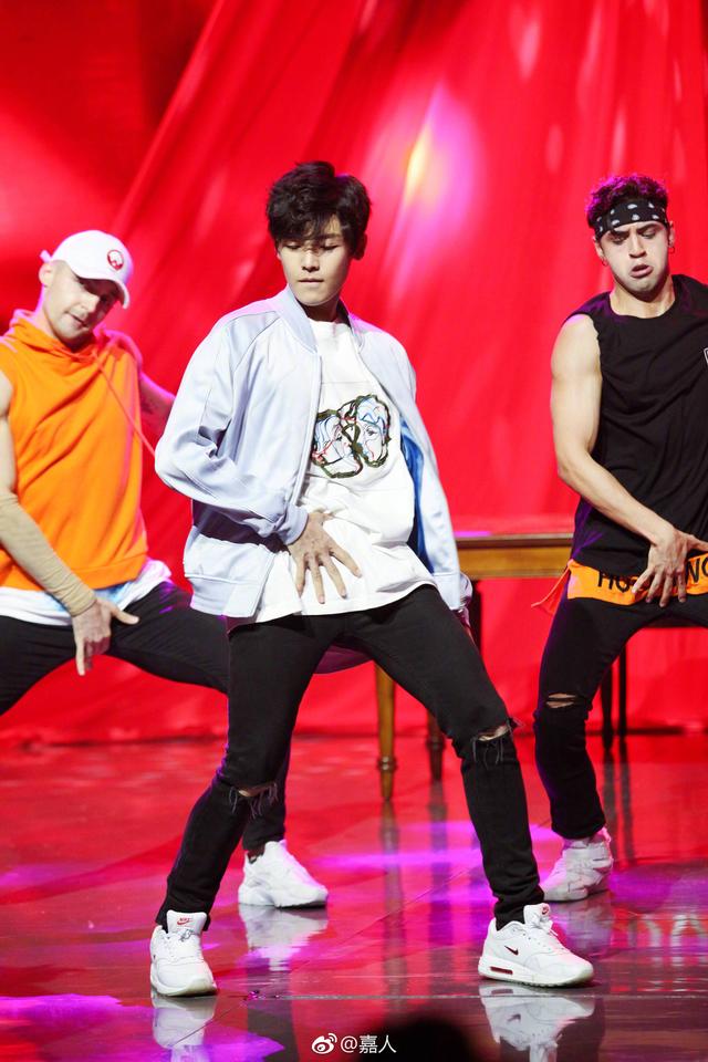 这段西班牙舞曲的另一个小哥哥是姜潮,有点忧郁王子的感觉,舞蹈还是很