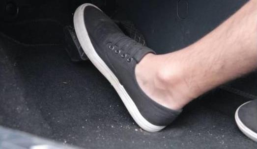 不是开玩笑，开车别小看这几个小动作，安全度提高不少