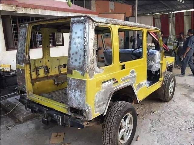 这家毫不起眼的修车店，竟把几万块的烂车改成奔驰G级！