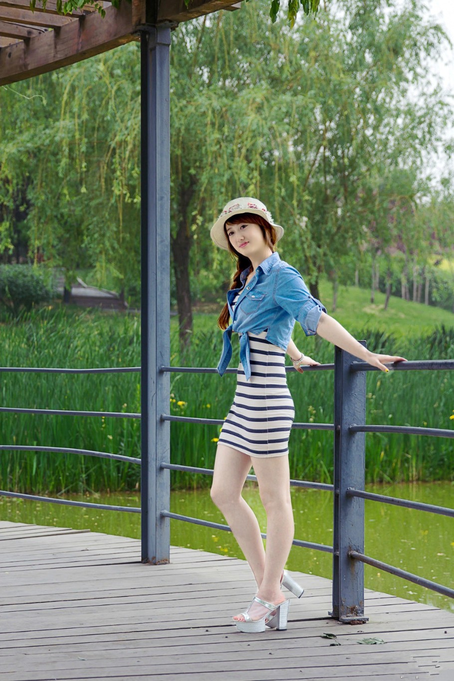 公园里一个自然美丽清纯的帽子姑娘!|公园|美丽|人像_新浪新闻