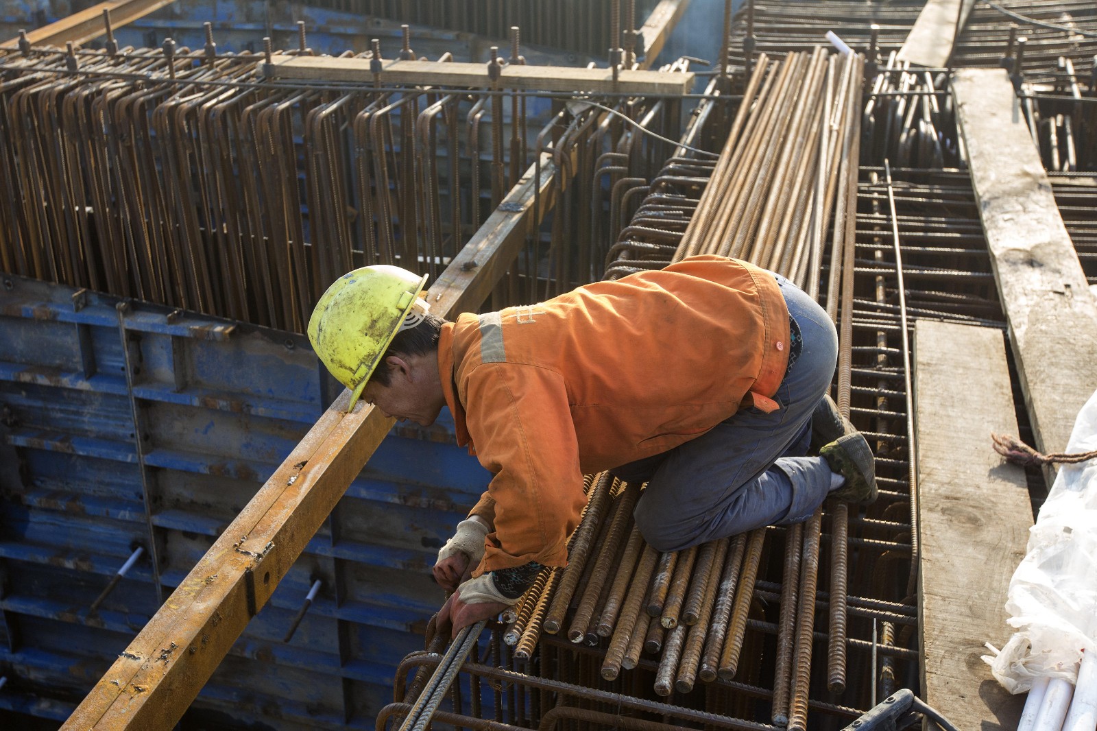 高铁工人60米高施工,上演"凌波微步",喝奶粉增加能量!