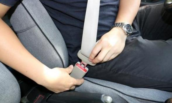 不是开玩笑，开车别小看这几个小动作，安全度提高不少