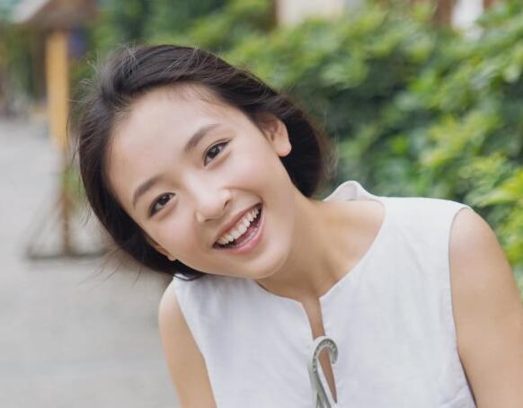 娱乐圈最甜美的五位85后小花,最后一位笑和不笑差别真大!