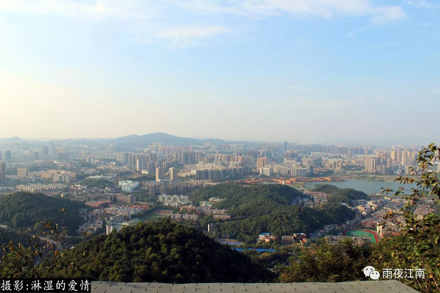 岳麓山山顶观景台鸟瞰尽是星城长沙美景看风景的人亦是风景