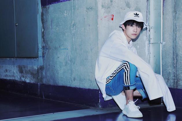 每一次的机场都是千玺的t台秀,他搭配服装已经有了自己的风格在里面.