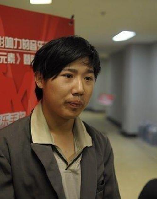 农民歌手草地哥,被炒作爆红,如今结婚生子,继