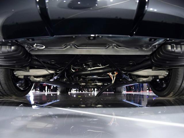 晚上街道的飙车王 声浪像放鞭炮声 开车买菜被误以为是20万车