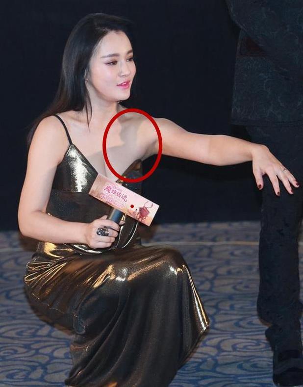 邹市明的老婆秀上围火了网友却关注她的裙子和肩带