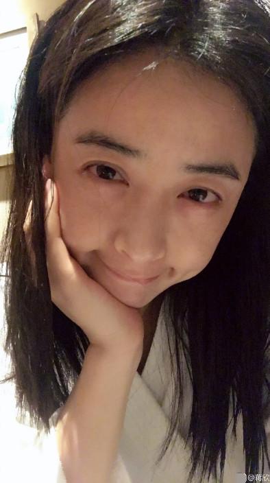 蒋欣晒哭戏后的搞怪自拍称哭后的双眼皮很迷人