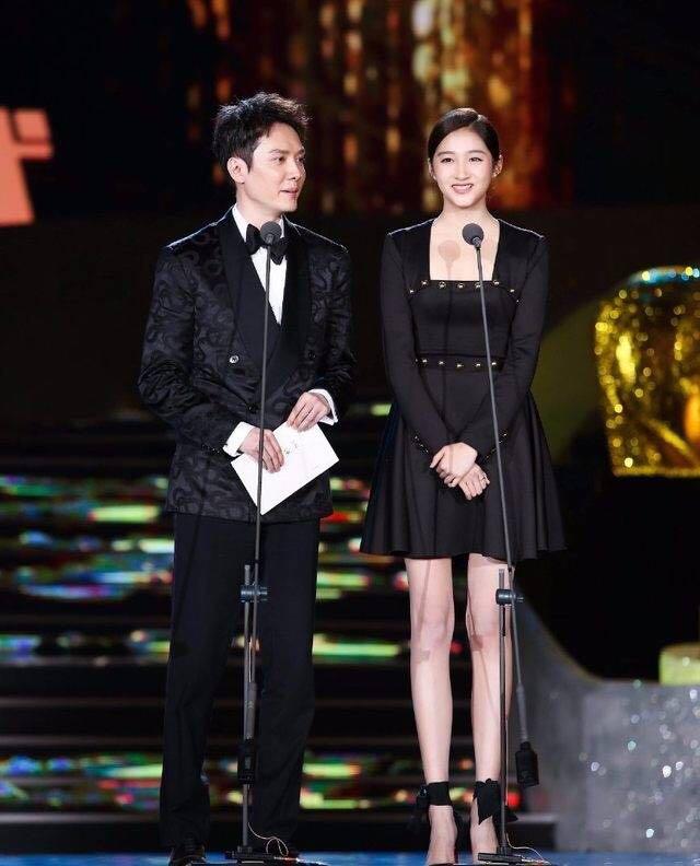 关晓彤这条一言难尽的小黑裙,肩宽腰粗老十岁,谁说黑色是万能的