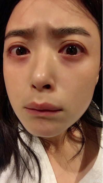 蒋欣晒哭戏后的搞怪自拍称哭后的双眼皮很迷人