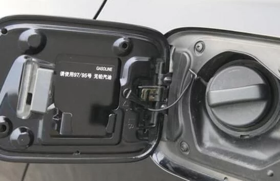 加油时打开油箱盖时若有吸气声，那就要小心了!