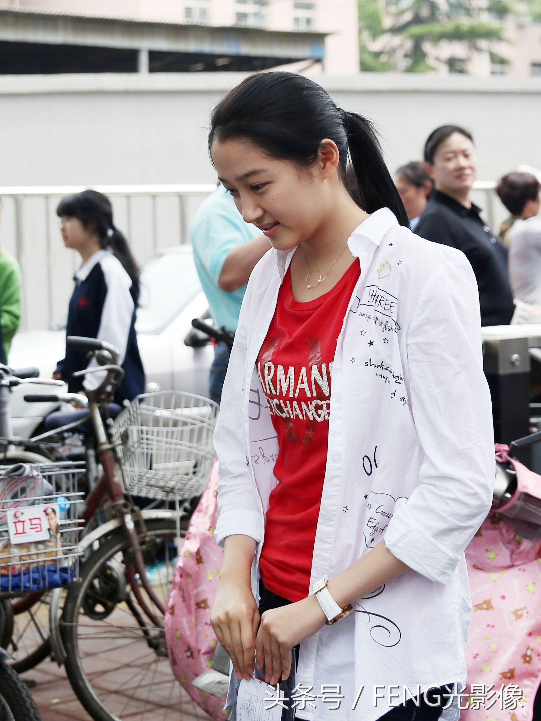 "北京大妞"关晓彤"牵手"鹿晗,一年前的她还是位羞涩的高中生