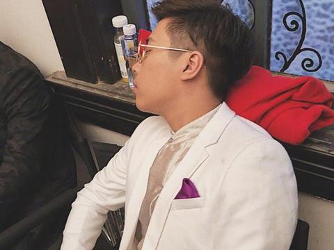 55开少见白色西装亮相,网友调侃:55开版ez皮肤上线?