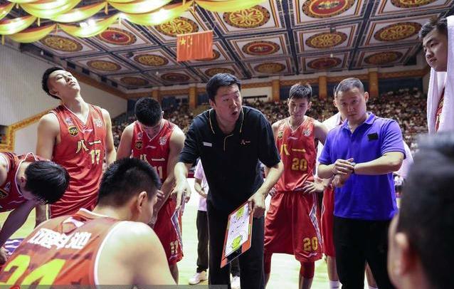 而事实上,阿的江交出教鞭早有预兆,八一有意培养昔日"追风少年"王治郅