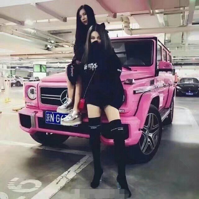 奔驰大g配长腿的美眉真的很搭