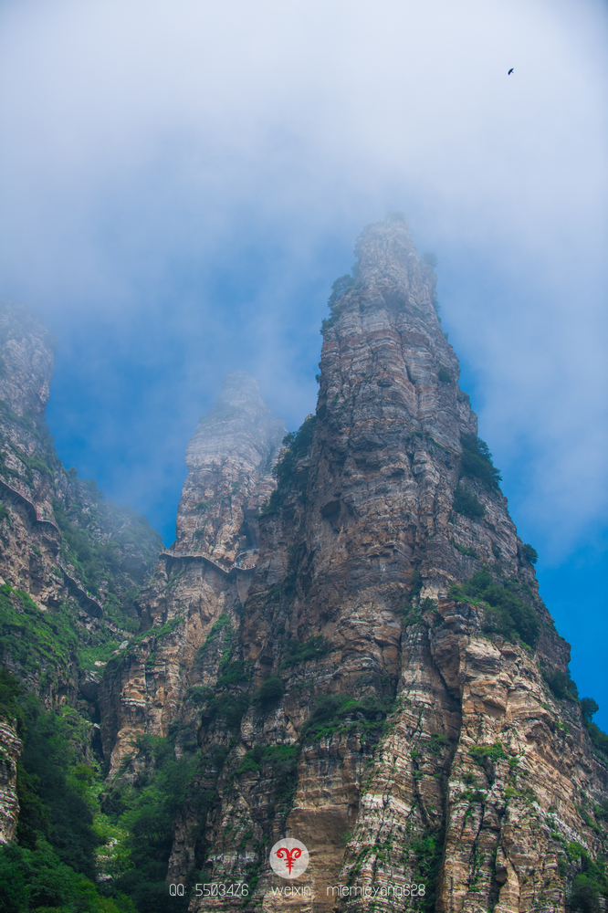 白石山因山体多白色大理石而得名.