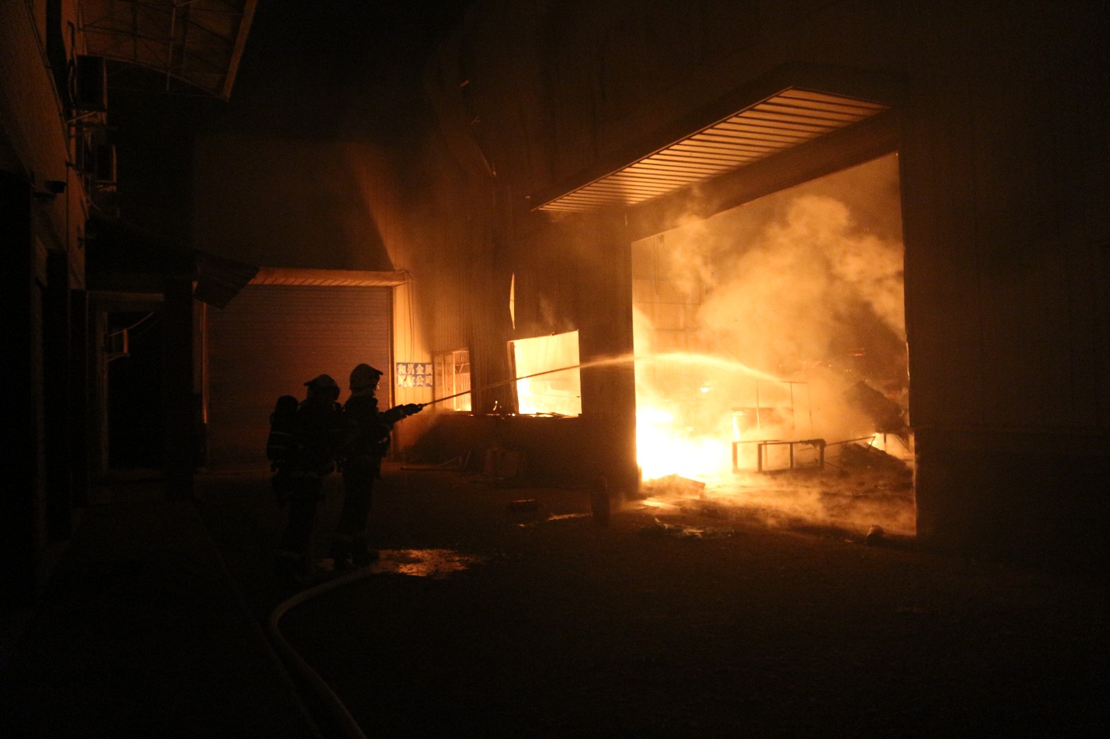 厂房凌晨突发大火_新浪看点