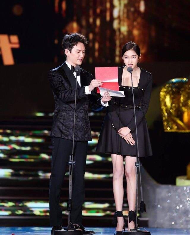 关晓彤这条一言难尽的小黑裙,肩宽腰粗老十岁,谁说黑色是万能的