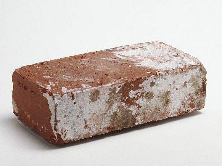 为什么要带着一块板砖?