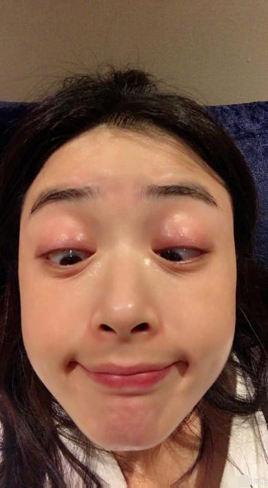 蒋欣晒哭戏后的搞怪自拍称哭后的双眼皮很迷人