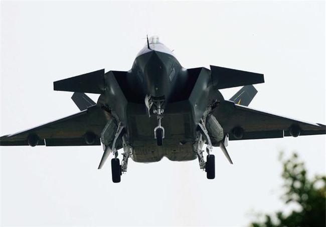 美国承认f22一短板无法与歼20对抗,只能指望下代战斗机超越