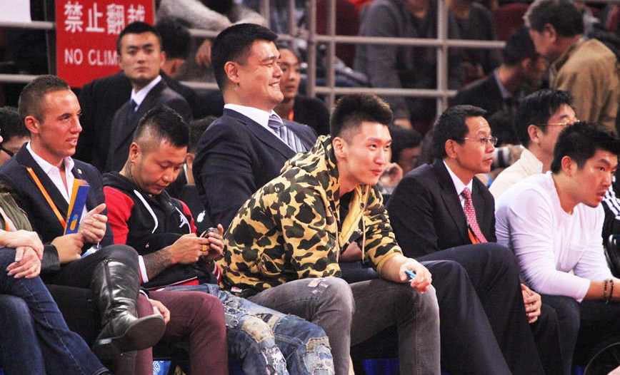 姚明和孙悦在nba时经典照片