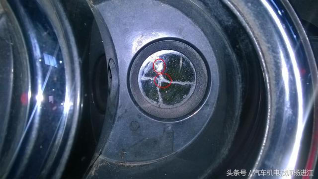 奥迪A8车主：我车的夜视系统不灵了，维修师傅检查车主先随它吧