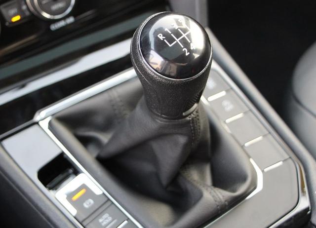 女司机为防他人来借车,委屈买手动挡,这样真的明智吗?-新浪汽车