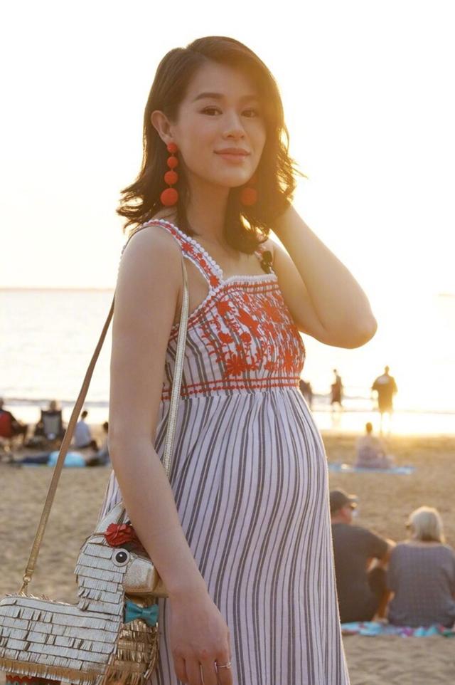 谁说怀孕只能穿孕妇装，胡杏儿宽松长裙遮肚，孕期照样也能美美哒