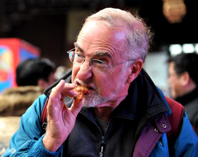 就喜欢看老外一本正经的样子,在吃中国美食,简直要萌化了!