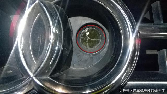奥迪A8车主：我车的夜视系统不灵了，维修师傅检查车主先随它吧