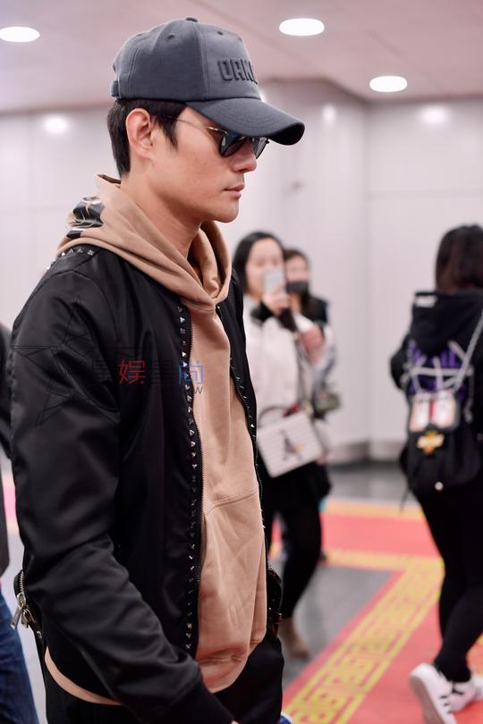 王凯现身机场,网友:越来越帅气了!