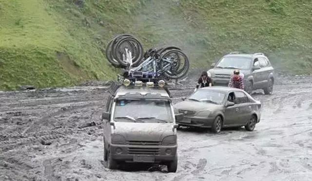 上千万的超级跑车，来到川藏线全部认怂，爬山还是它们强