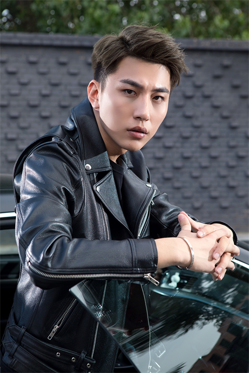 北电校草李洋名汽车大片曝光 时尚帅气魅力尽显