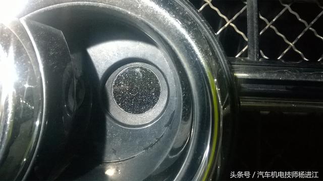 奥迪A8车主：我车的夜视系统不灵了，维修师傅检查车主先随它吧