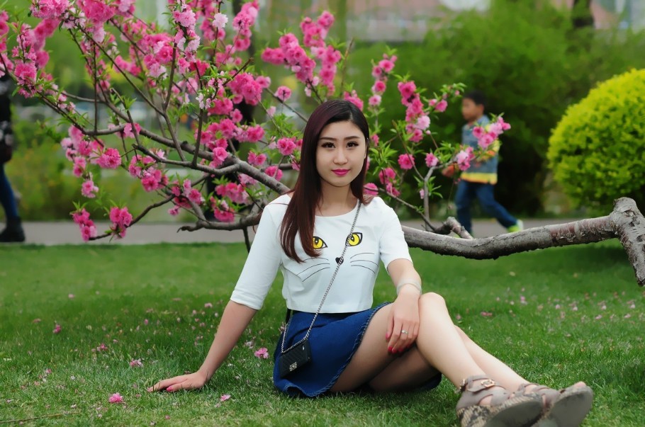 公园里一个温柔而美丽的美女邂逅姑娘!|公园|美女|人像_新浪新闻